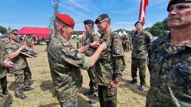 Geschafft! Knapp 350 Soldatinnen und Soldaten der 66. deutschen Nimwegen-Delegation der Bundeswehr bekamen ihre Auszeichnung auf der Charlemagne